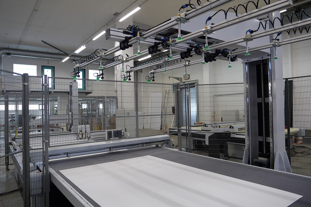 Zünd-Cutter automatisiert mit Schmalz Greifsystem
